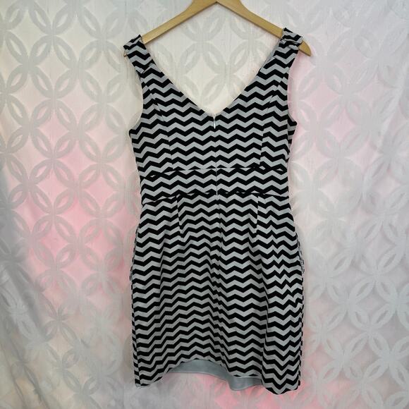 WHBM Sleeveless Mini Dress Pleated Front Chevron Striped Black White Size 10 - Picture 2 of 8